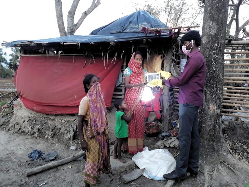 Zerstörung-und-Hilfe-Frauen-erhalten-Solar-Lampe