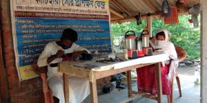 Zusammenbau von Solar-Laternen: indische "Ureinwohner" montieren Lampen